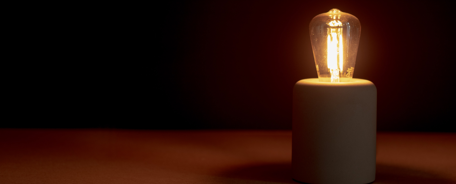 lampe ampoule dans l'obscurité